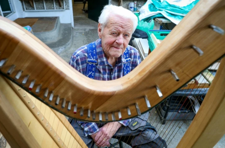Noel Anderson, 89 ans, pose dans son atelier de fabrication de harpes, le 29 septembre 2025 à Strabane, en Irlande du Nord