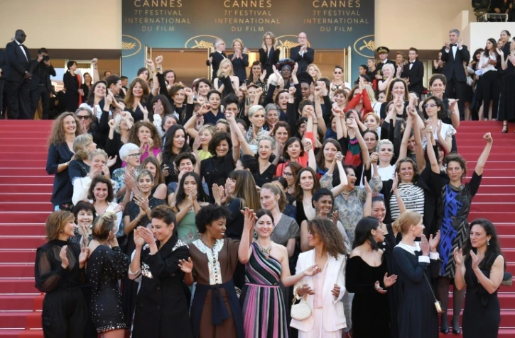 Quatre-vingt-deux stars et femmes du 7e art, dont la présidente du jury Cate Blanchett et la réalisatrice Agnès Varda, ont réclamé samedi "l'égalité salariale" dans le cinéma, lors d'une montée des marches inédite et 100% féminine au Festival de Cannes