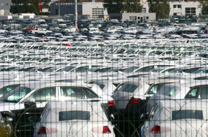 Des voitures du groupe allemand Volkswagen dans le parc logistique de Villers-Cotterets, le 25 septembre 2015 en France