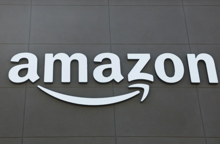 Le logo du géant Amazon à Torrance, en  Californie, le 29 juillet 2025.