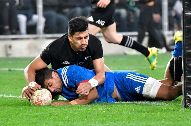 Wesley Fofana (bleu) marque le second essai pour le XV de France face à la Nouvelle-Zélande en test-match, le 23 juin 2018 à Dunedin