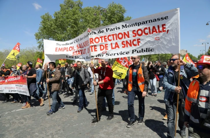 Des employés de la SNCF rassemblés à l'appel de plusieurs syndicats manifestent devant l'Ecole militaire, le 3 mai 2018 à Paris