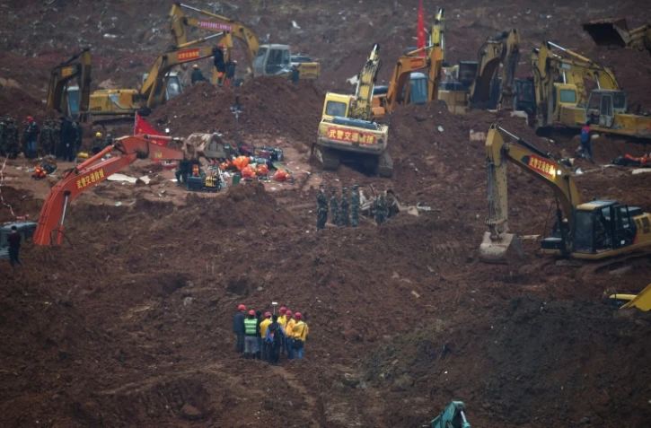 Des équipes de secours recherchent des éventuels survivants le 22 décembre 2015 dans une zone industrielle de Shenzhen, au sud de la Chine, où un glissement de terrain a enseveli 81 personnes