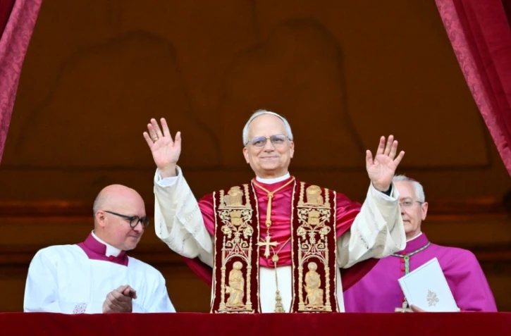 L'Américain Robert Francis Prevost, 69 ans, est devenu jeudi le premier pape venant des Etats-Unis de l'Histoire, sous le nom de Léon XIV, et est apparu face à une foule en liesse place Saint-Pierre au Vatican le 8 mai 2025