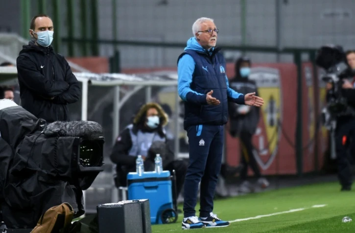 Nasser Larguet (d), le nouvel entraîneur de Marseille, lors du match face à Lens comptant pour la 23e journée de Ligue 1, mercredi à Lens