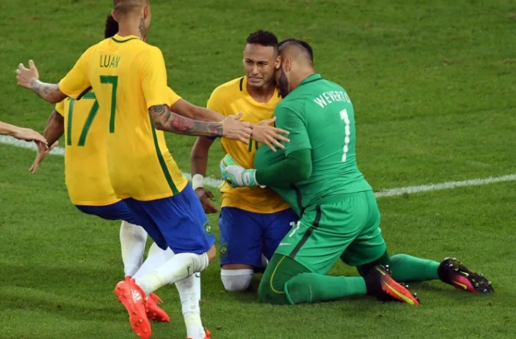 L'attaquant brésilien Neymar et ses coéquipiers fêtent leur victoire en finale du tournoi olympique face à l'Allemagne, le 20 août 2016 au Maracana