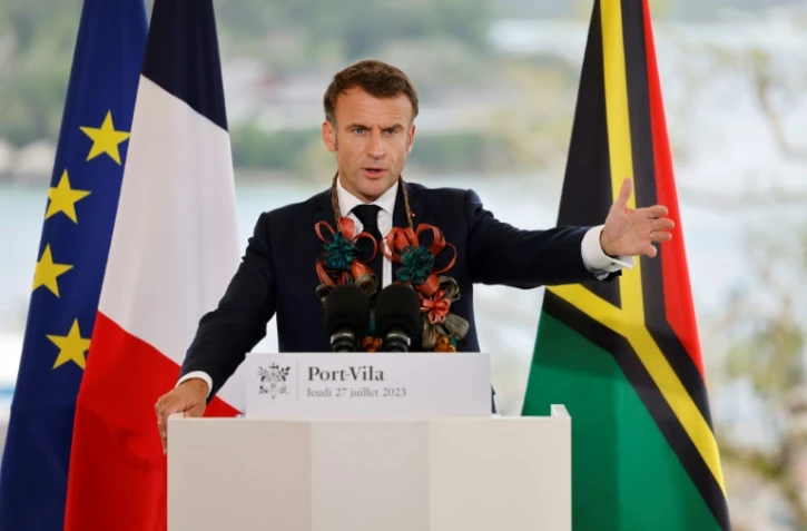 Le président français Emmanuel Macron prononce un discours au bureau du Premier ministre du Vanuatu, Ishmael Kalsakau (non photographié), à Port Vila, le 27 juillet 2023