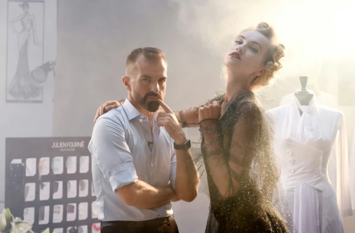Le créateur Julien Fournié pose avec son modèle Michaela Tomanova lros d'une séance photo le 30 juin 2020 à Paris