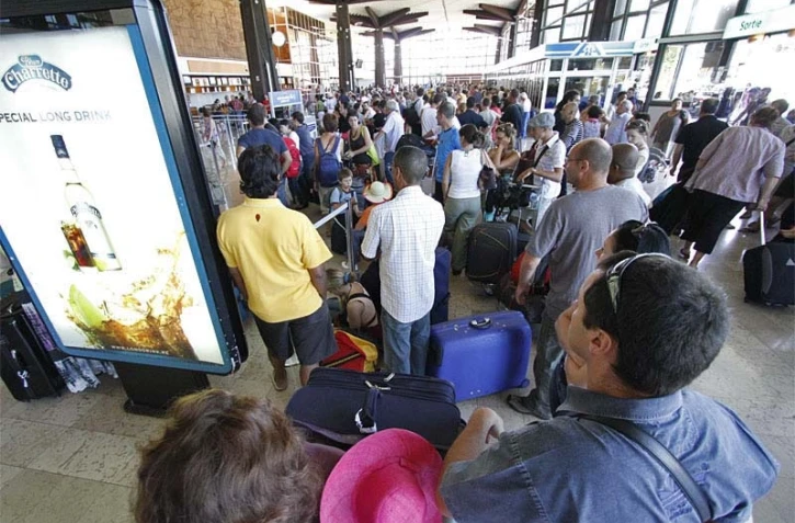 Mardi 20 Avril 2010

Foule à l'aéroport de Gillot