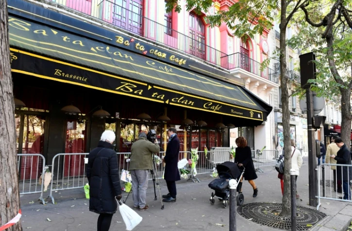 Des anonymes devant le Bataclan le 11 novembre 2016 à Paris