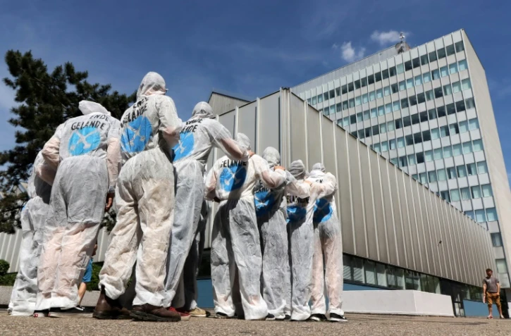 Des membres du groupe "Ende Gelände" (EG), un mouvement de désobéissance civile pour le climat, en combinaisons blanches lors d'un entraînement, le 1er juin 2019 à Francfort, en Allemagne