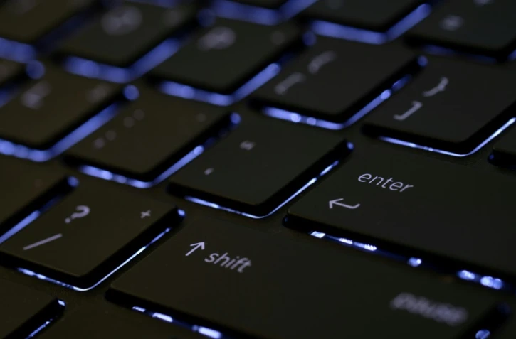 Un adolescent de 17 ans mis en examen à Paris et placé en détention provisoire dans le cadre d'investigations sur l'envoi de menaces à des établissements scolaires via les ENT (Espaces numériques de travail)