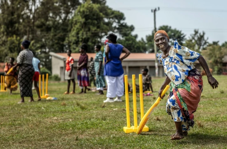 Une femme âgée joue au cricket dans le district de Jinja, le 10 janvier 2026, dans l'est de l'Ouganda