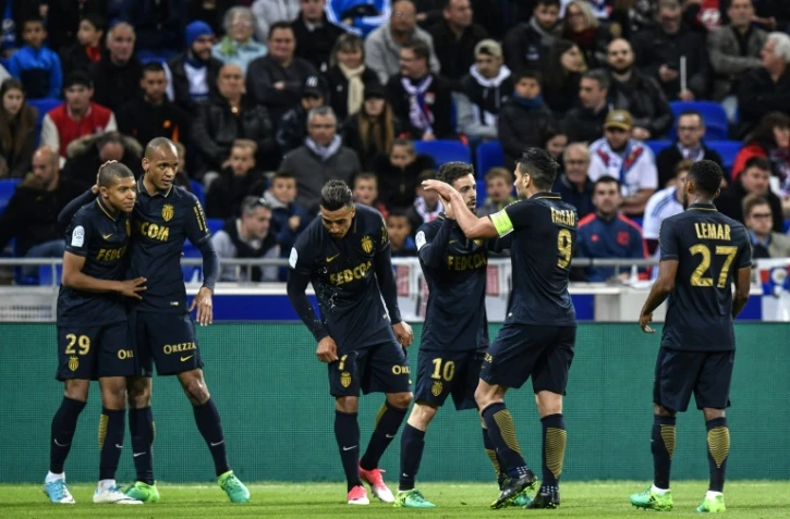 Les joueurs de Monaco se congratulent après le 2e but contre Lyon, inscrit par le prodige Kylian Mbappé (N.29) au Parc OL, le 23 avril 2017