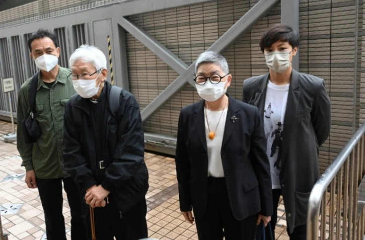 L'universitaire Hui Po-keung , le cardinal Zen, l'avocate Margaret Ng et la chanteuse Denise Ho (de gauche à droite) arrivant au tribunal à Hong Kong le 24 mai 2022