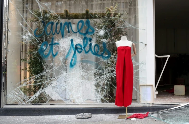 Une boutique saccagée lors de la manifestation des "gilets jaunes" sur les Champs Elysées, à Paris, le 16 mars 2019