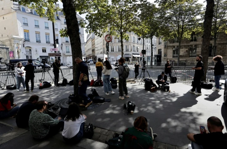 Des journalistes attendent devant le palais de l'Elysée à Paris, le 2 septembre 2024