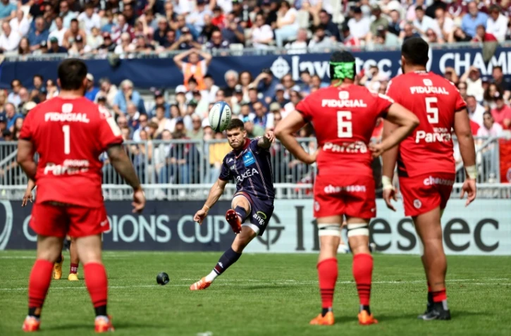 Le demi d'ouverture de Bordeaux-Bègles Matthieu Jalibert passe une transformation contre Toulouse en Champions Cup, le 4 mai 2025 à Bordeaux