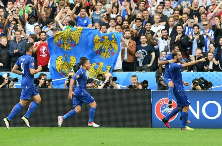 Giorgio Chiellini (d) a ouvert le score pour l'Italie face à l'Espagne en 8e de finale de l'Euro au Stade de France, le 27 juin 2016