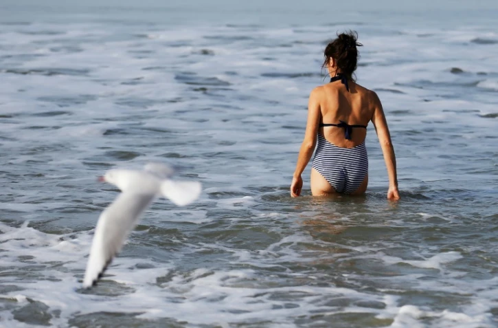 Une baigneuse Ă Cabourg dans le Calvados le 13 octobre 2018
