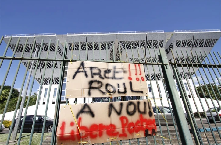 Rassemblement à la Région des enseignants mutés en métropole