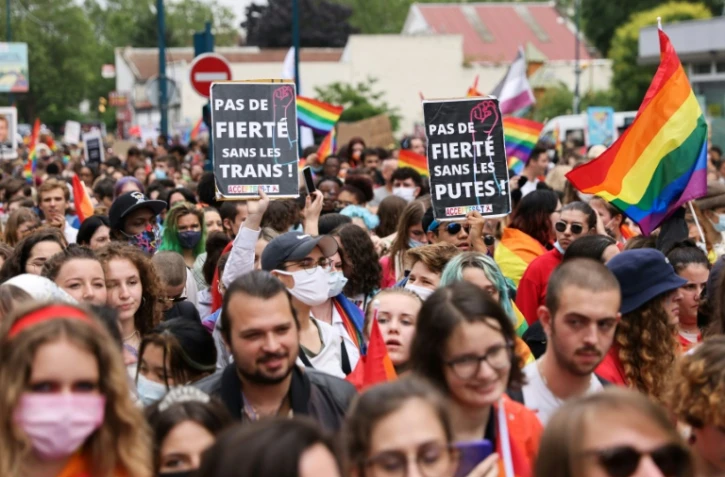 Participants à "la marche des fiertés" le 26 juin 2021 à Paris