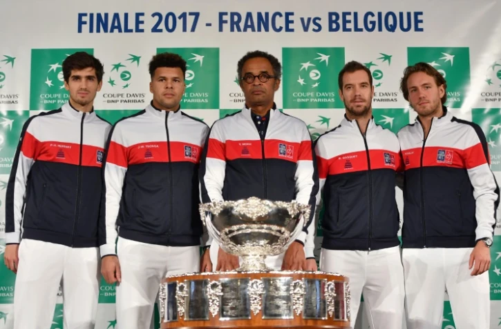 Les Français avec le capitaine Yannick Noah, au centre, puis de gauche à droite : Pierre-Hugues Herbert, Jo-Wilfried Tsonga, Richard Gasquet et Lucas Pouille pour la présentation de l'équipe avant la finale de la Coupe Davis à Villeneuve-d'Ascq, le 23 novembre 2017