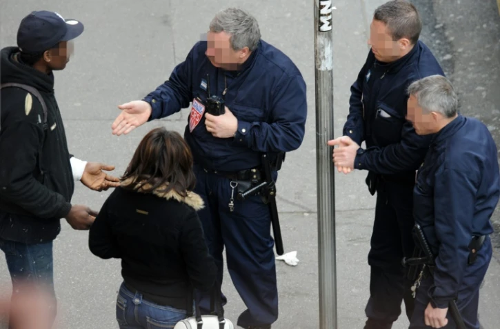 Pour la première fois en France, une action de groupe a été lancée mercredi contre l'Etat par un collectif d'ONG qui met en demeure le gouvernement de mettre fin aux "contrôles d'identité discriminatoires" par la police, sous peine de saisir la justice
