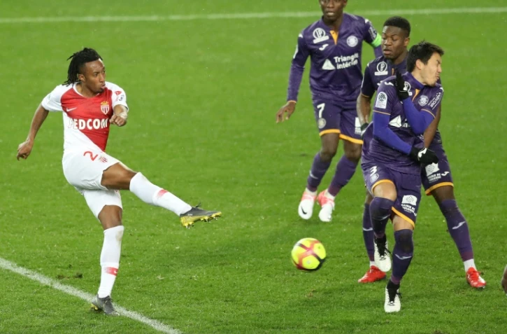 L'attaquant portugais de Monaco Gelson Martins frappe au but devant les défenseurs toulousains le 2 février 2019 au stade Louis-II