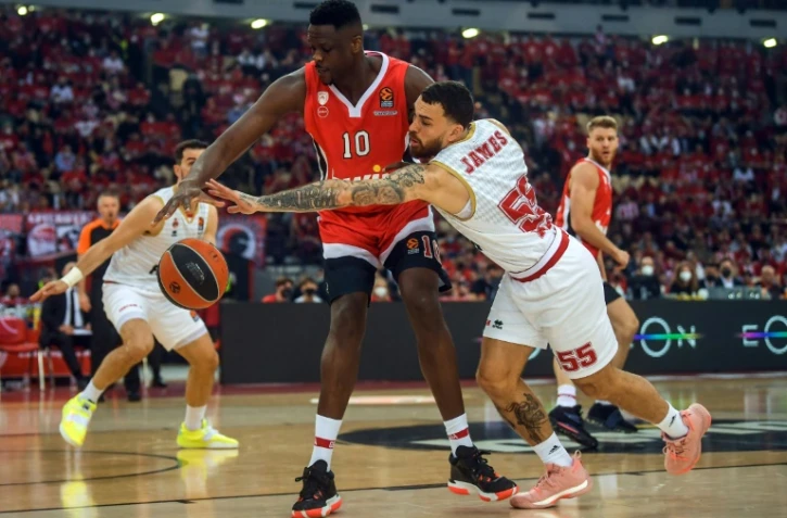 L'arrière monégasque Mike James en défense sur le pivot de l'Olympiakos Moustapha Fall lors du match 1 des play-offs de l'Euroligue à Athènes, le 20 avril 2022