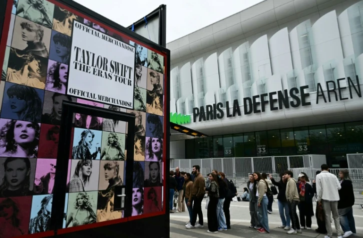 Des fans de Taylor Swift font la queue pour acheter des produits dérivés devant Paris La Défense Arena, où doivent avoir lieu les concerts de la star, le 8 mai 2024