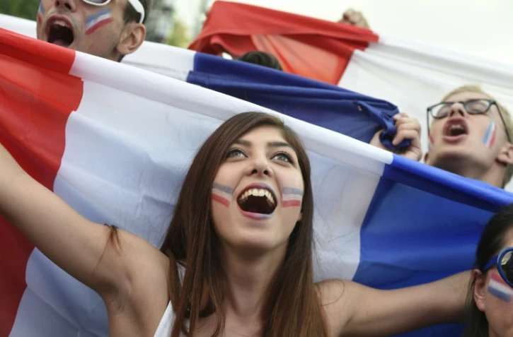 Les Français sont attachés à l'école publique gratuite et obligatoire (93%) et au drapeau tricolore (90%), loin devant le président de la République (48%) ou l'équipe de France de football (37%)
