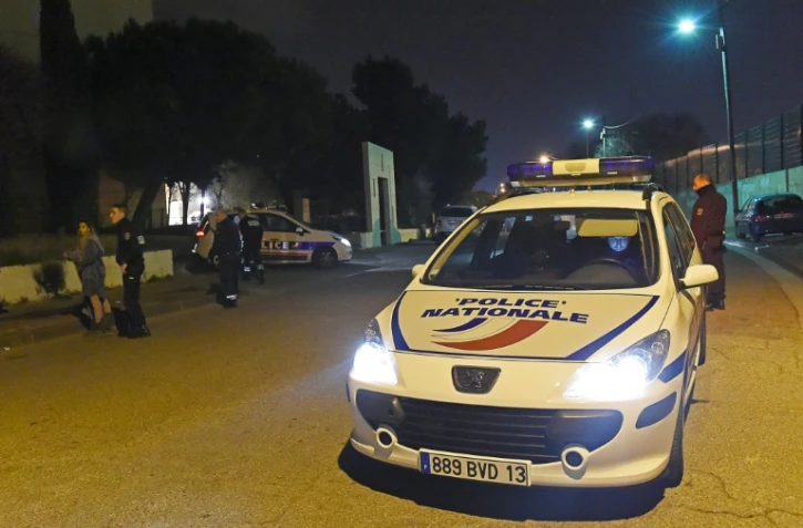 Une voiture de police sur les lieux d'une fusillade à Marseille où trois hommes ont été tués, le 3 avril 2016 