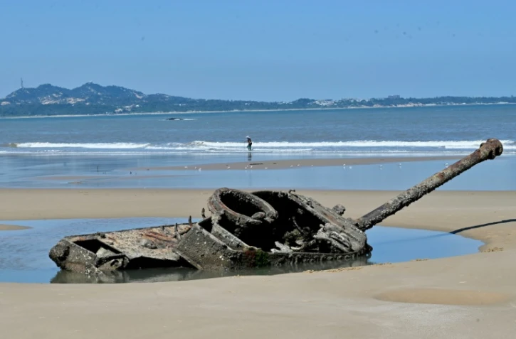 Une carcasse de char sur une plage de Kinmen, île taïwanaise à quelques kilomètres de la Chine continentale, le 11 août 2022