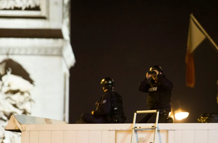 Des policiers sur les Champs-Elysées, à Paris, le 7 juillet 2016