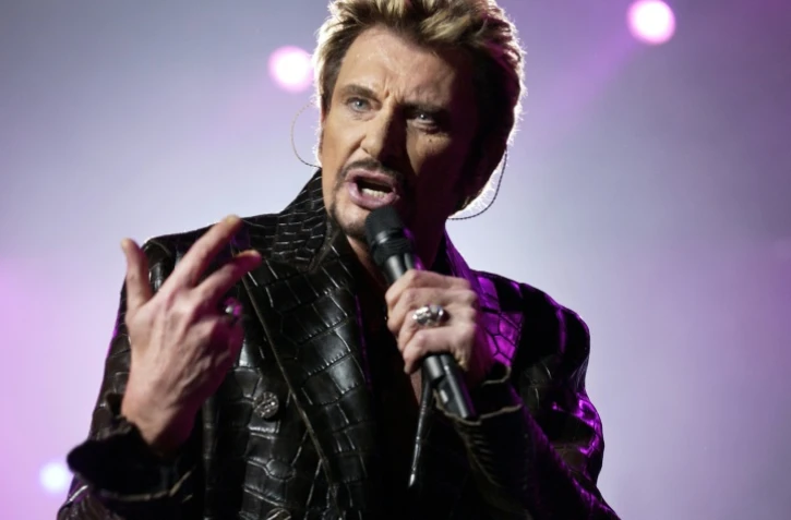 le chanteur français Johnny Hallyday se produit, le 15 décembre 2003 au Palais omnisports de Bercy à Paris.