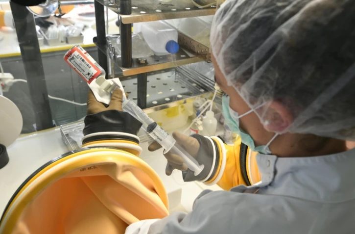 Préparation d'une chimiothérapie, dans un laboratoire de La Rochelle, le 17 mars 2017