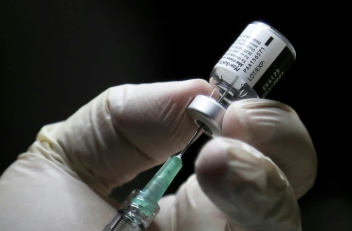 Un soignant s'apprête à administrer le vaccin de Pfizer-BioNTech contre le Covid-19, à l'Institut Michener, à Toronto, au Canada, le 14 décembre 2020