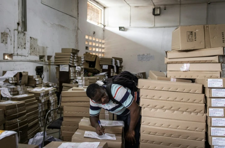 Un membre de la commission électorale sierra-léonaise répertorie des boîtes de bulletins avant l'élection présidentielle, à Freetown, le 23 juin 2023