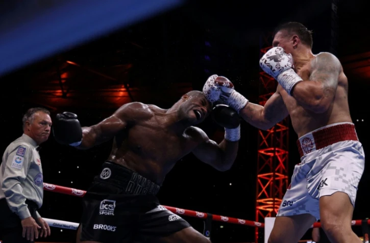 L'Ukrainien Oleksandr Usyk et le Britannique Daniel Dubois lors de leur combat à Londres le 19 juillet 2025 