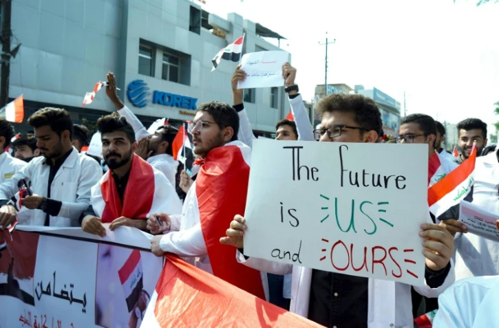 Des étudiants en médecine manifestent contre le gouvernement dans la capitale irakienne, Bagdad, le 28 octobre 2019