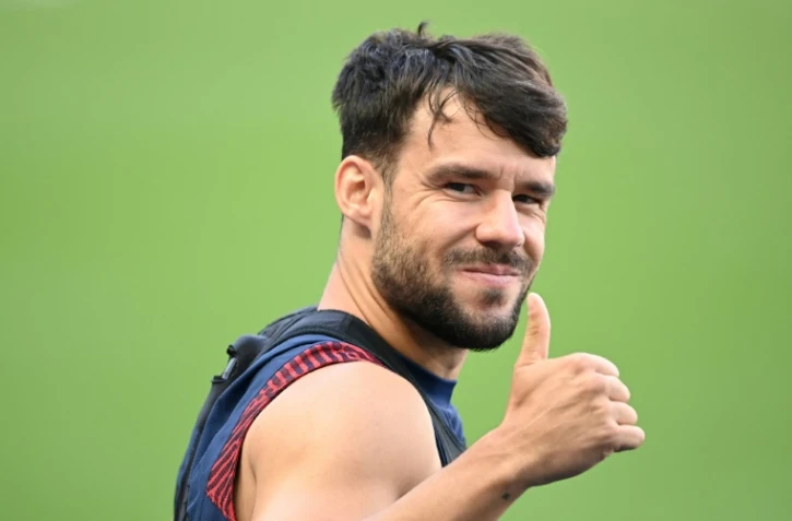 Le défenseur espagnol du Paris Saint-Germain, Juan Bernat, arrive pour une séance d'entraînement, le 30 juillet 2020 au Stade de France, à la veille de la finale de la Coupe de la Ligue contre Lyon