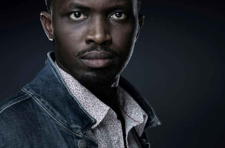 L'écrivain sénégalais Mohamed Mbougar Sarr pose à l'AFP à Paris le 17 septembre 2021 