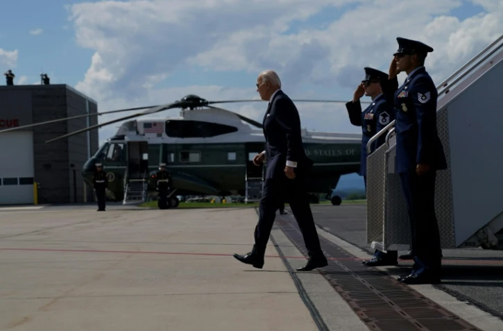 Le président américain Joe Biden à son arrivée à l'aéroport de Hagerstown, le 17 août 2023 dans le Maryland, en route pour se rendre à Camp David