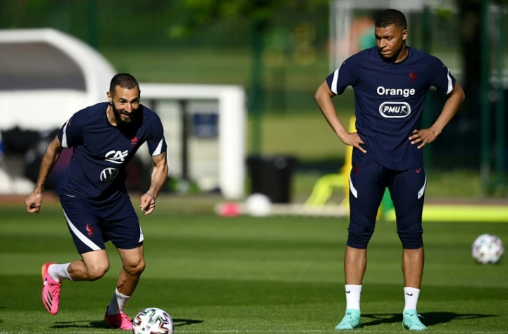 L'attaquant des Bleus Karim Benzema (G) à l'entraînement sous les yeux de Kylian Mbappe, le 31 mai 2021 à Clairefontaine-en-Yvelines.