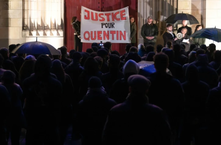 Une cérémonie d’hommage lors d’un rassemblement en soutien au militant d’extrême droite Quentin Deranque, à Nantes, le 18 février 2026