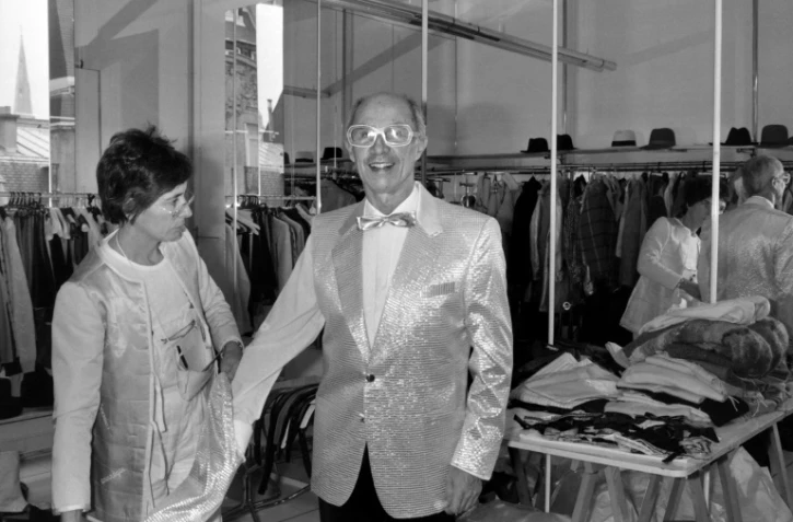 Le couturier français André Courrèges et son épouse Coqueline dans son atelier à Paris