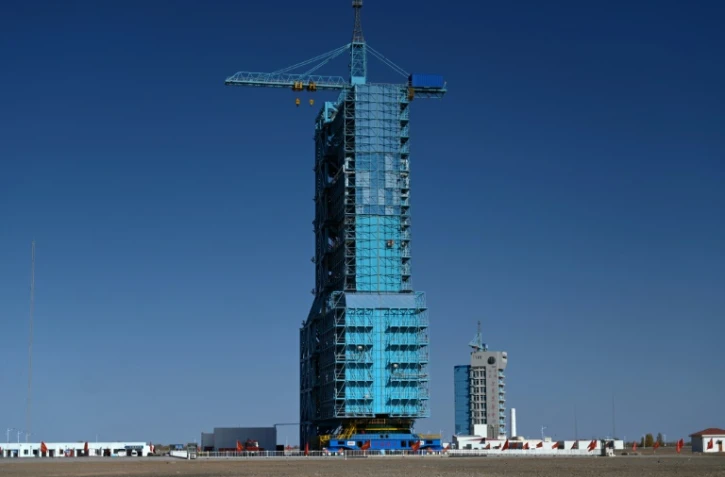 Une fusée Longue Marche-2F, transportant le vaisseau spatial Shenzhou-17, entourée d'un bouclier sur son pas de tir au centre de lancement de satellites de Jiuquan, dans le désert de Gobi, le 25 octobre 2023 au nord-ouest de la Chine