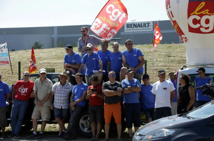 Des salariés de l'équipementier automobile GM&S devant le site de Renault à Villeroy, dans l'Yonne, le 18 juillet 2017