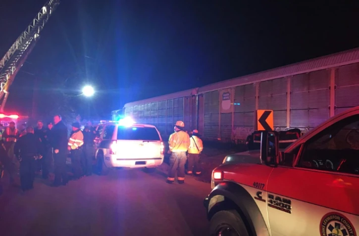 Photo distribuée par le bureau du shérif du comté de Lexington montrant les secours autour du lieu de la collision de trains en Caroline du Sud, le 4 février 2018